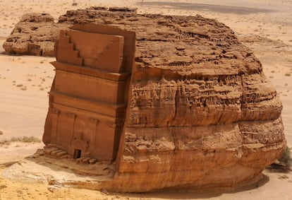 Dentro da área arqueológica de Al-Ula, encontramos Madain Saleh, primeiro lugar declarado Patrimônio da Humanidade na Arábia Saudita pela Unesco. Este lugar foi construído há mais de 2.000 anos pelo povo nabateus, os mesmo que construíram Petra, na Jordânia. Na imagem, a tumba de Qasr al-Farid encravada na areia em Madain Saleh (Arábia Saudita).