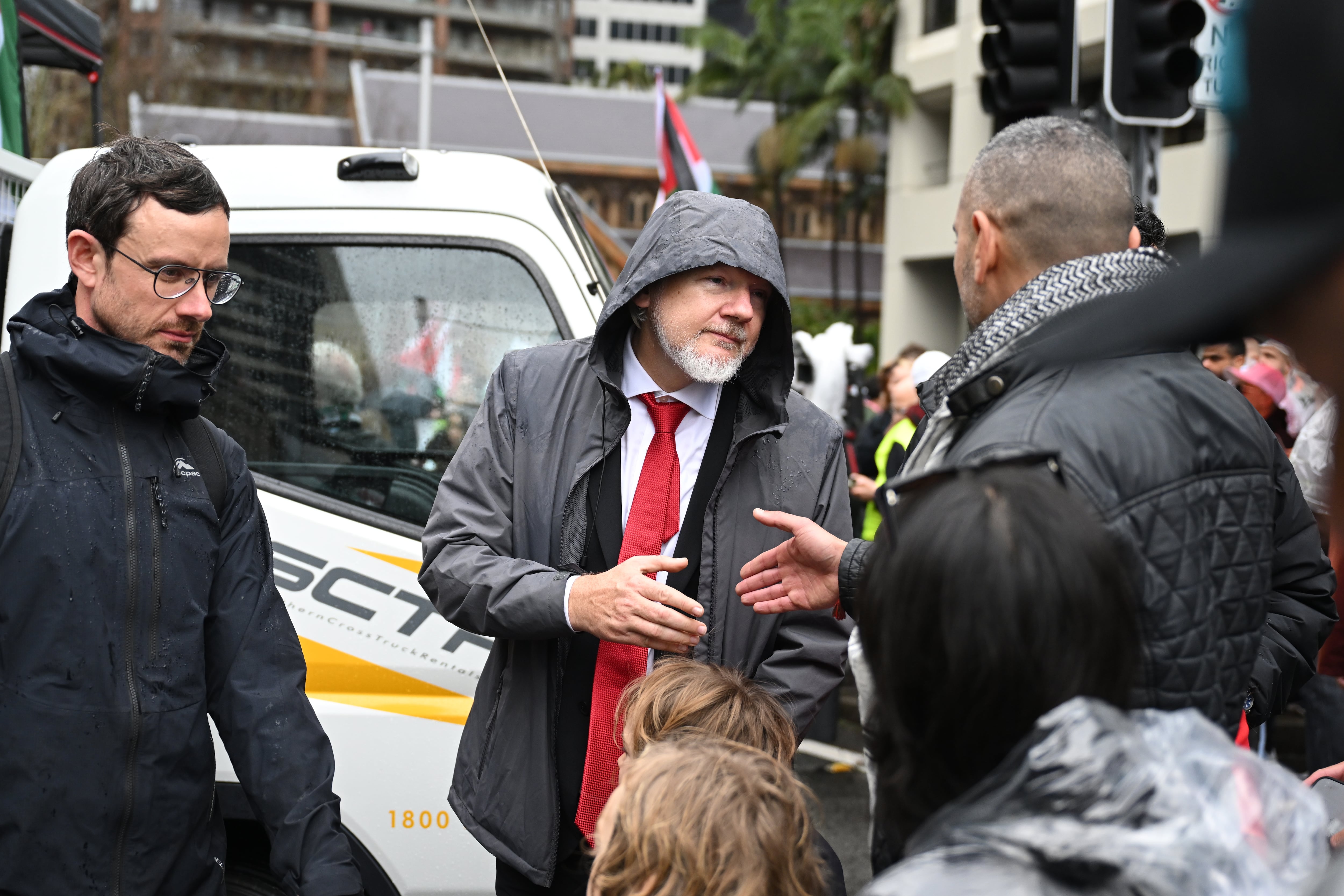 El exmilitar español que espió a Assange para la CIA será juzgado por estafa procesal y falsedad documental