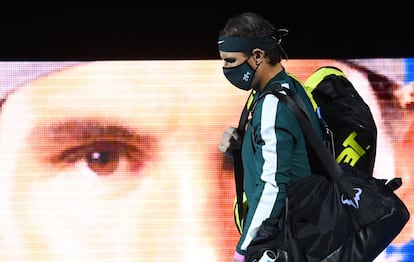 Nadal, al saltar a la pista del O2 de Londres antes del partido contra Thiem, el miércoles.