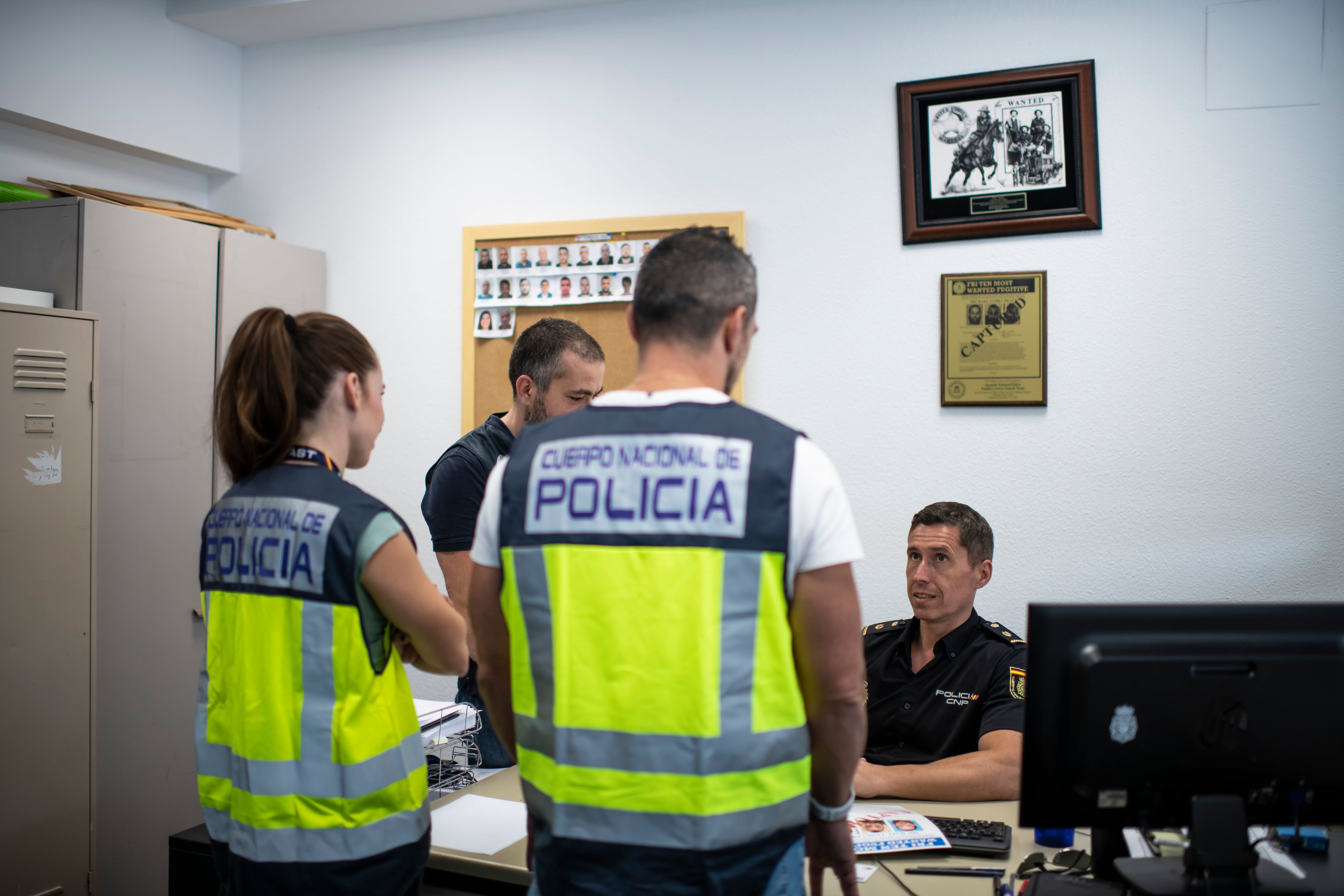 Fernando González, jefe del grupo de fugitivos, despacha con varios de sus agentes, en agosto de 2023. 