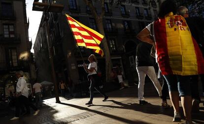 Dos mujeres con una bandera de España y otra de Cataluña.