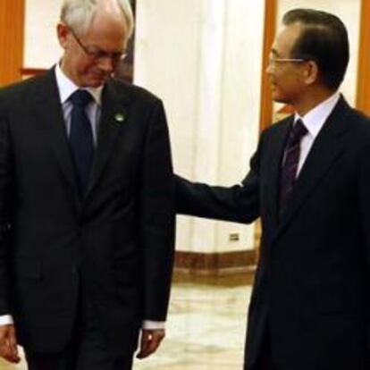 El primer ministro chino, Wen Jiabao, pone la mano sobre el hombro del presidente del Consejo Europeo, Herman Van Rompuy, en presencia del presidente de la Comisión, Jose Manuel Barroso.