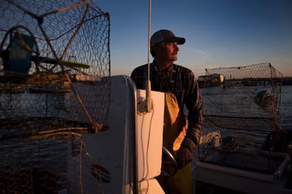 Aunque las posiciones de Trump han encontrado eco en Tangier, biólogos recuerdan que el cambio climático y el aumento del nivel del mar acelera el fenómeno de la erosión. En la imagen, un pescador arranca su bote para empezar la jornada de pesca.