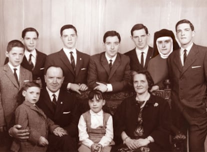 Una imagen de la familia Gabilondo al completo. De pie, de izquierda a derecha, Luis, Ramón, Pedro, Iñaki, Javier, Lourdes y Ángel. Sentados, junto a su padre, Joxe Ignacio, y su madre, María Luisa, aparecen Jesús y Arantxa.