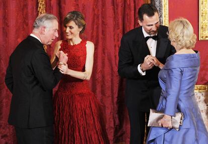 30 de marzo de 2011. El Pr&iacute;ncipe de Gales, Carlos de Inglaterra (i), y su esposa la duquesa de Cornualles, Camilla Parker Bowles (d), saludan respectivamente a la princesa Letizia (2i) y al Pr&iacute;ncipe de Asturias, Felipe de Borb&oacute;n (2d), a su llegada a una cena en el Palacio Real de Madrid en el transcurso de un viaje oficial del heredero del trono del Reino Unido a Espa&ntilde;a.