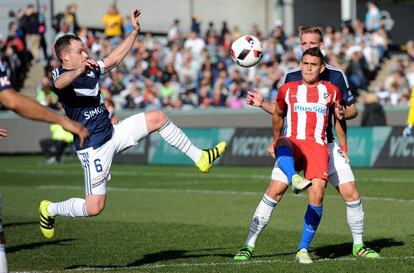 Broxham despeja la pelota ante Rafael Borré.