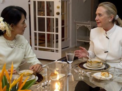 La activista Aung San Suu Kyi y la secretaria de Estado de EE UU, Hillary Clinton, este jueves en la embajada estadounidense.