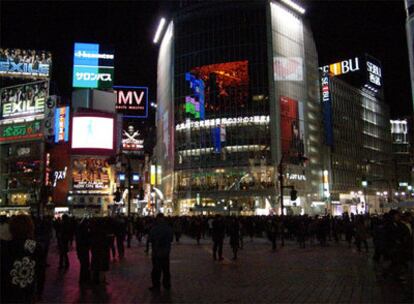 Vistas del barrio de Shibuya lleno de luces de neón, Tokio