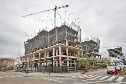 Una de las obras en contrucción en la ciudad de Valencia, afectada por el nuevo decreto del Gobierno que paraliza las actividades no esenciales.