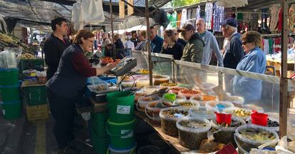 Vendedores en un mercadillo de Alcorcón.