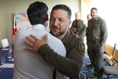 El primer ministro británico, Rishi Sunak, de espaldas, se abraza al presidente ucranio, Volodímir Zelenski, a su llegada al Hotel Grand Prince, sede de la cumbre del G-7.