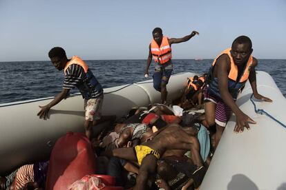 Migrants caminen sobre cossos sense vida mentre són rescatats per membres de l'ONG Proactiva Open Arms, al Mediterrani, a 12 milles nàutiques de la costa líbia, el 4 d'octubre.