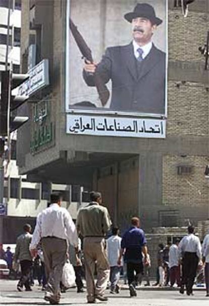 Un retrato de Sadam Husein en el centro de bagdad.
