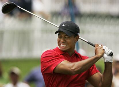 Tiger Woods hace un gesto de dolor tras golpear la bola en el Open de Estados Unidos.