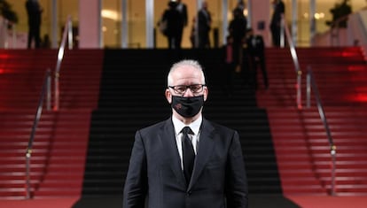 Thierry Frémaux, retratado en la puerta del palacio de festivales de Cannes, en octubre de 2020.