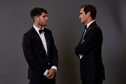 Carlos Alcaraz y Roger Federer charlan durante la cena de gala de la Laver Cup en Berlín.