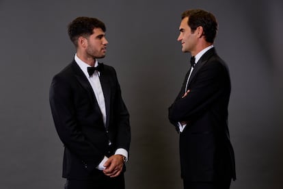 Carlos Alcaraz y Roger Federer charlan durante la cena de gala de la Laver Cup en Berln.