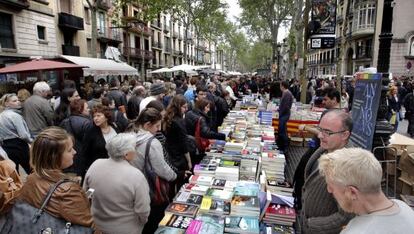 Miles de personas pasearon, curiosearon y compraron libros y rosas en La Rambla barcelonesa durante la festiva jornada.