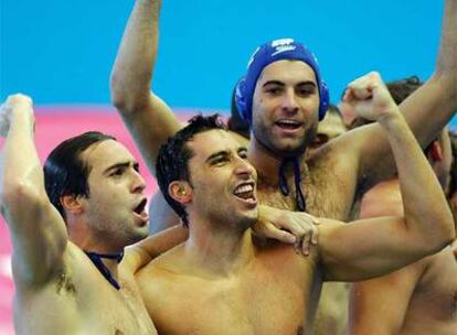 Varios miembros del equipo español de waterpolo celebran la medalla de bronce lograda en el Mundial de Natación de Melbourne.