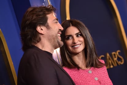 En 2010 Penélope Cruz y Javier Bardem se convirtieron en marido y mujer después de tres años de relación. Se casaron en secreto, en casa de unos amigos en Bahamas, ante la única presencia de familiares muy cercanos. A pesar de su fama, han conseguido ser una pareja discreta y querida, y así se mantiene después de 14 años de matrimonio. Se acompañan en las alfombras rojas y se apoyan en las galas de premios, pero han sabido mantener su vida privada fuera de los focos. Tienen dos hijos en común: Leo, de 13 años, y Luna, de 10. Y desde su nacimiento siempre han luchado por mantener la privacidad e intimidad de sus hijos, llegando a denunciar a aquellos medios que han publicado fotos de los niños. Batallas que han ganado en los tribunales.