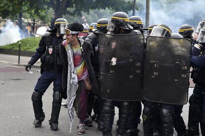 La policía antidisturbios arresta a un manifestante durante una protesta contra las reformas del mercado de trabajo del gobierno en París.