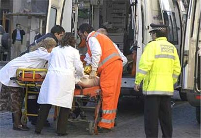 Uno de los cuerpos en el momento de ser introducido en una ambulancia, ayer, en Alcoi.