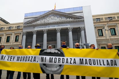 Pancarta de Amnistía Internacional contra la 'ley mordaza' frente al Congreso de los Diputados.