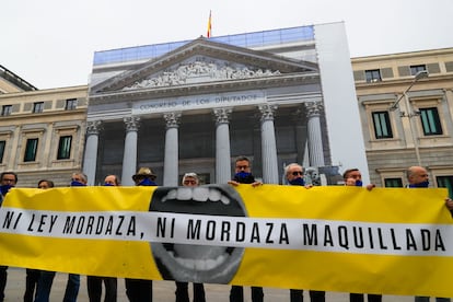 Organizaciones de derechos humanos y defensa de la libertad de expresión se concentran frente al Congreso para exigir la reforma de la Ley de Seguridad Ciudadana, el pasado noviembre.