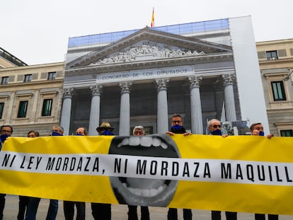 Pancarta de Amnistía Internacional contra la 'ley mordaza' frente al Congreso de los Diputados.