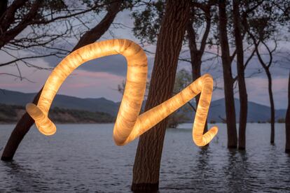 Desde el Pirineo de Huesca llega el 'Land Art' de Amarist con su proyecto 'Metamorfosis' y su lámpara de alabastro retroiluminada.