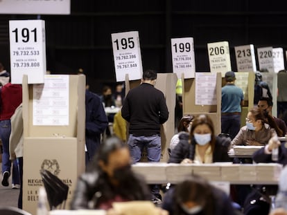 Un grupo de ciudadanos ejercen su derecho al voto en Corferias, uno de los principales puestos de votación en Bogotá (Colombia). EFE/ Mauricio Dueñas Castañeda