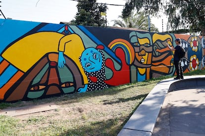 El mural en el que participó la cantante Mon Laferte, al interior del Estado Nacional, en Santiago. 