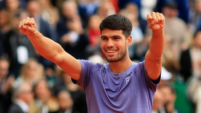 Carlos Alcaraz celebra la victoria en la final del Masters de Montecarlo este domingo.