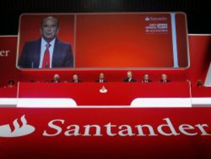 Junta de accionistas de Santander, presidida por Emilio Bot&iacute;n. 