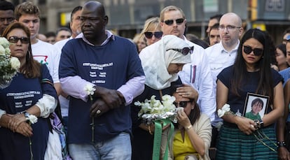 Familiares y amigos de las víctimas durante el homenaje en Barcelona.