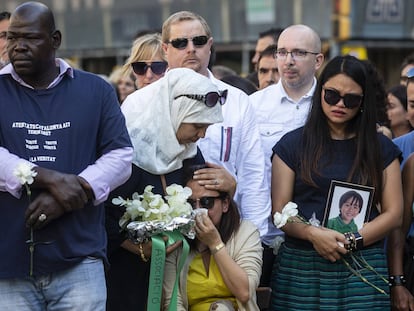 Familiares y amigos de las víctimas durante el homenaje en Barcelona.