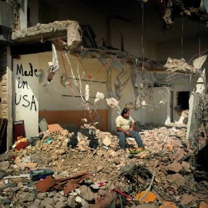 Los edificios de la población chií fueron salvajemente bombardeados. La resistencia ha pintado "Made in USA" entre las ruinas para protestar.