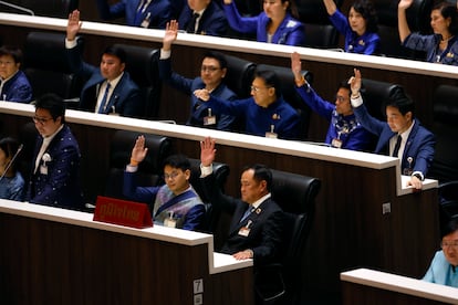El partido de Anutin Charnvirakul durante la sesión de votación de este viernes.