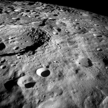 Vista de la superficie lunar tomada por el equipo del 'Apolo 8'.