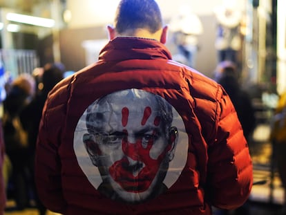 Un manifestante lucía una pegatina con la cara de Netanyahu y la huella de una mano manchada de sangre, este sábado en Tel Aviv.