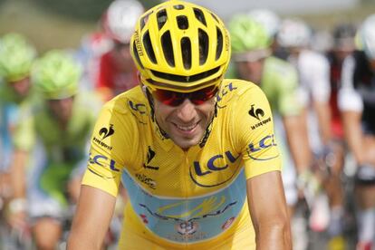 Nibali, vistiendo el maillot de amarillo en la última etapa, este domingo.