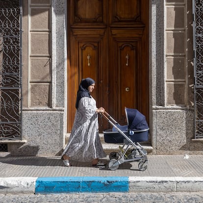 JUMILLA, (MURCIA), 07/08/2025.- Una mujer de origen marroquí camina con el carrito de su bebé, este jueves por una calle de Jumilla. La decisión del Ayuntamiento de Jumilla, un pueblo del sureste español gobernado por la derecha y donde residen miles de inmigrantes, de prohibir actos religiosos en espacios municipales donde se celebraban ceremonias islámicas como el fin del Ramadán, ha desatado indignación e incertidumbre entre la comunidad musulmana semanas después de los incidentes racistas registrados en una localidad próxima.
. EFE/Marcial Guillén
