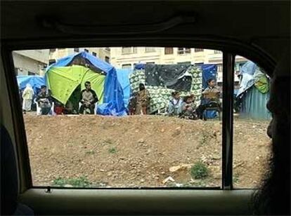 Campamento improvisado en Imzuren visto desde la ventanilla de un coche.