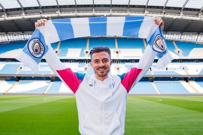 Jack Grealish, el fichaje más caro de la historia de la Premier League, en su presentación con el Manchester City.