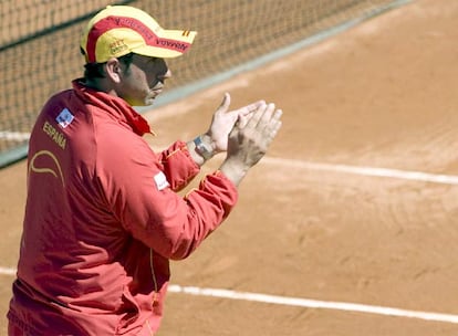 Los operarios han arreglado  contrarreloj la grada tumbada por el viento y hoy el tiempo ha acompañado la eliminatoria.