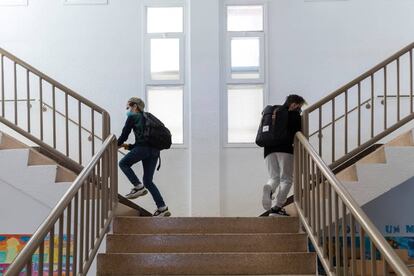 Inici de curs amb mesures de seguretat anti-covid a l'escola Rafael Casanova de Badalona.