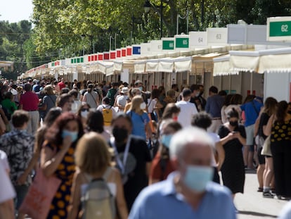 Ambiente en la primera jornada de la Feria del Libro de Madrid en el parque del Retiro.