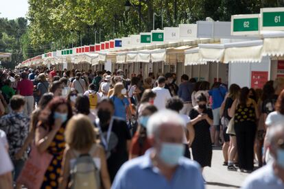 Ambiente en la primera jornada de la Feria del Libro de Madrid en el parque del Retiro.