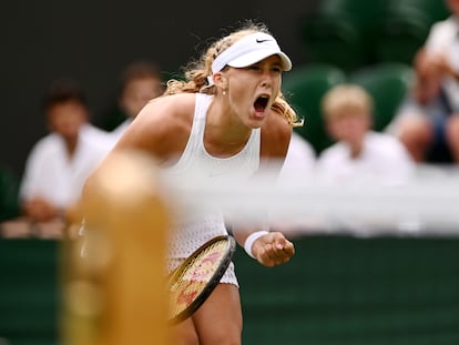 Andreeva celebra un punto durante el partido contra Potapova en Wimbledon.