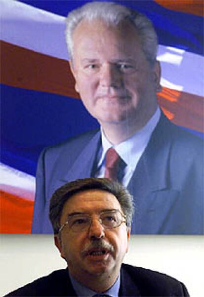 Foto de archivo de Nikola Sainovic con una imagen de Slobodan Milosevic al fondo.